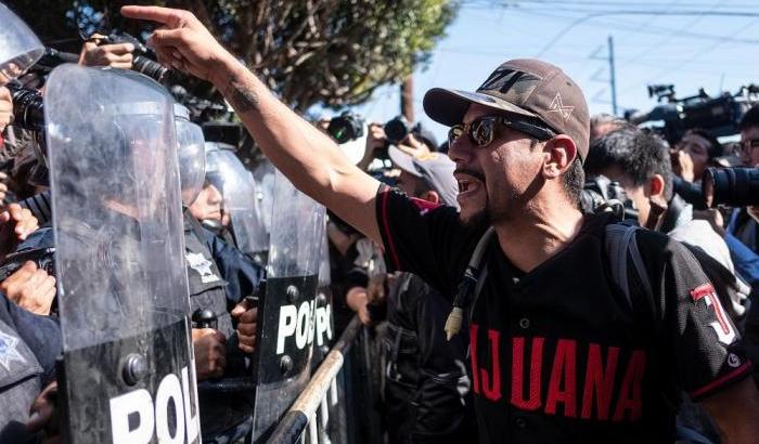 A Tijuana messicani in piazza contro i migranti e Trump rilancia: mandateli via