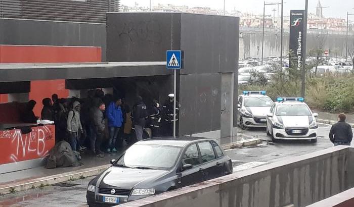 La polizia sgombera un gruppo di migranti. La colpa? Si erano riparati dalla pioggia