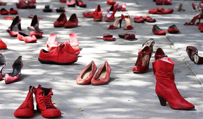 Scarpe rosse simbolo della donne che subiscono violenza