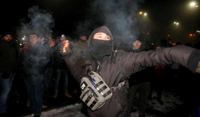 Venti di guerra tra Ucraina e Russia, Kiev chiede la legge marziale