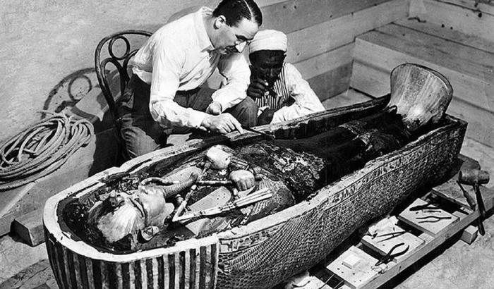 Howard Carter e il sarcofago di Tutankhamon