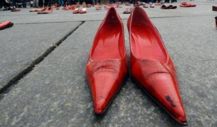 Nel carcere di Pontremoli rubate le scarpe rosse esposte dalle detenute contro i femminicidi