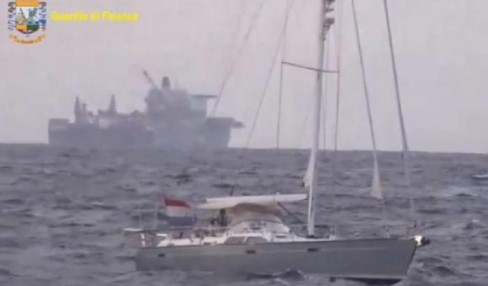 Una barca a vela carica di hashish: sequestrate 11 tonnellate e arrestate due persone