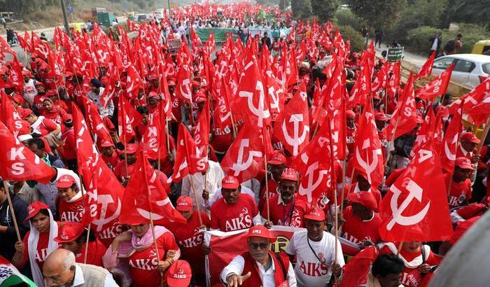 Cinquantamila contadini indiani marciano verso Delhi: protestano per la lunga crisi