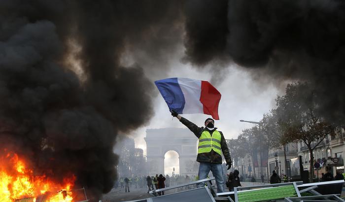 I gilet gialli mettono a ferro e fuoco Parigi: 65 feriti, oltre 100 i fermati