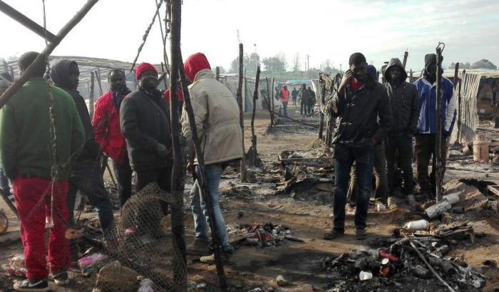 A fuoco la baraccopoli dei migranti a San Ferdinando: muore un ragazzo