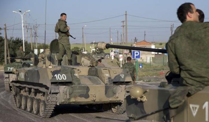 La Russia mostra i muscoli (ma anche carri armati vintage) all'Ucraina. Tensione al confine