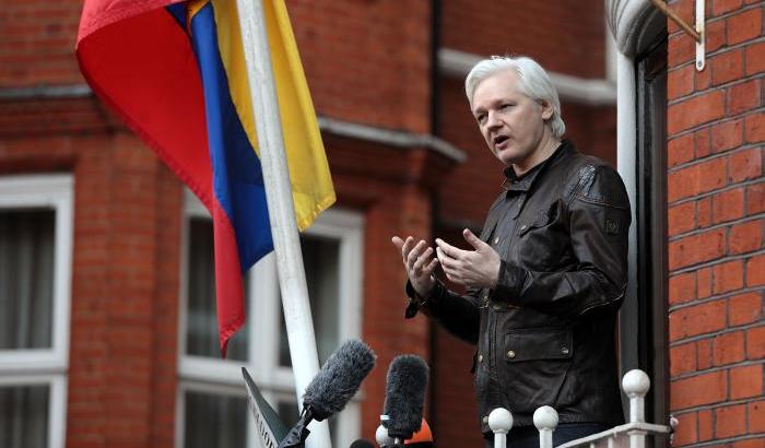 Assange respinge l'accordo per lasciare l'ambasciata dell'Ecuador a Londra: è inaccettabile