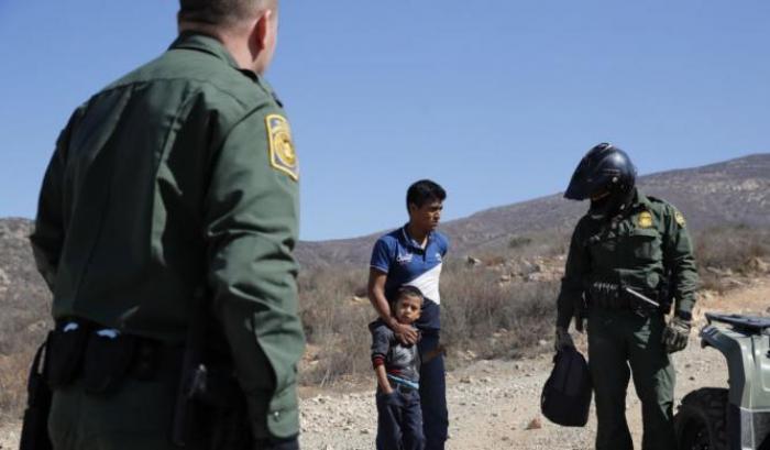 Un padre e un figlio al confine con il Messico