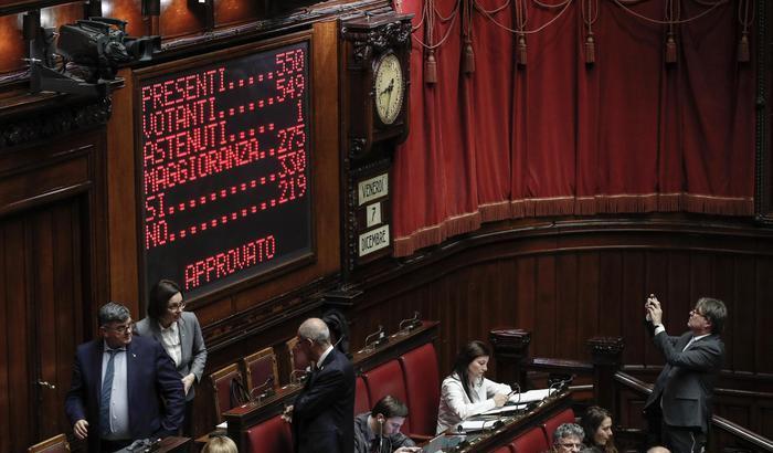 La Camera vota la fiducia con 330 sì. Resta alta la tensione sul 2%