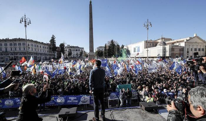 Salvini davanti al suo popolo scavalca Conte: "Datemi mandato a trattare con la Ue"