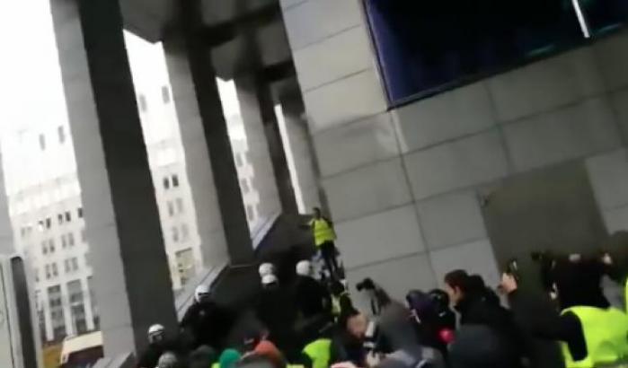 Le proteste davanti il Parlamento