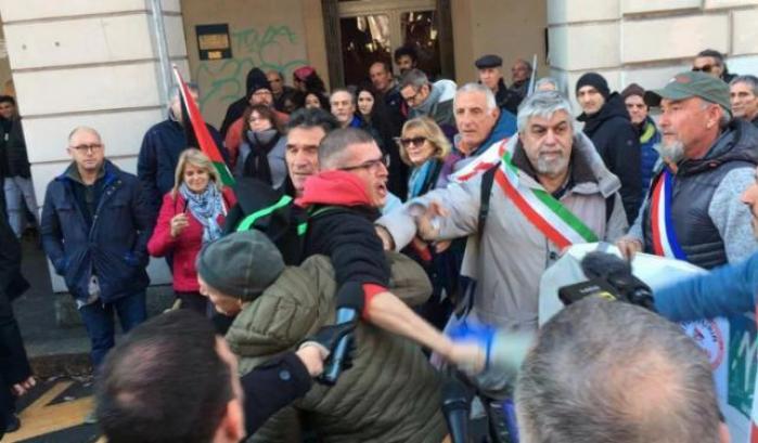 Il vicesindaco M5s di Torino contestato dai NoTav: "Schifosi traditori, siete complici di Salvini"