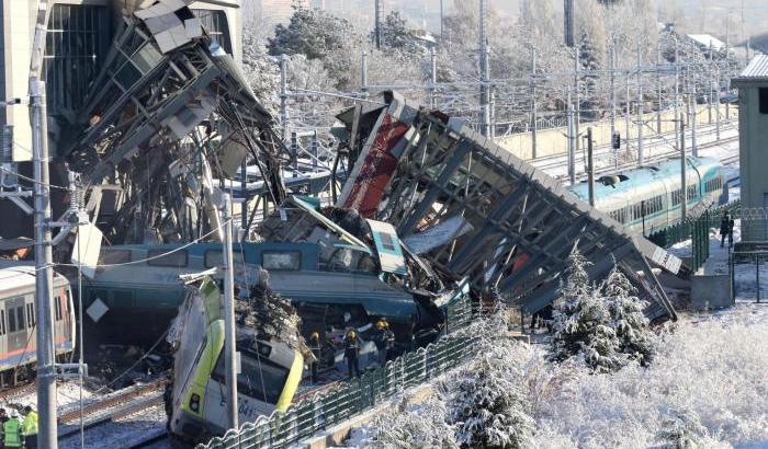Disastro ferroviario in Turchia: 7 morti e oltre 40 feriti