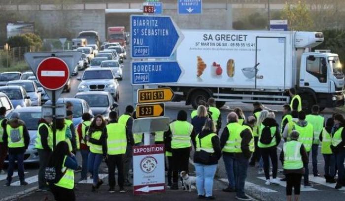 Gilet gialli, manifestante travolto e ucciso da un camion ad Avignone: fermato l'autista