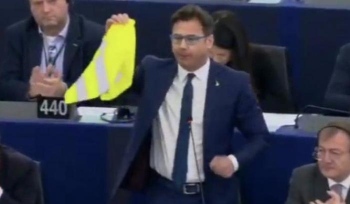 Maleducazione leghista: si commemorano i morti di Strasburgo e Ciocca sventola il gilet giallo