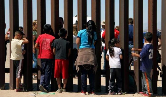 Bimba migrante di 7 anni muore al confine Usa: deceduta per disidratazione e shock