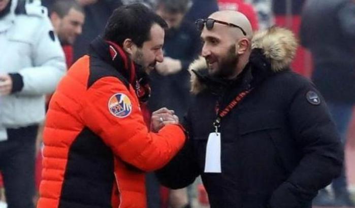 Salvini invece di citofonare ai tunisini poteva chiedere agli spacciatori (italiani) che abbraccia