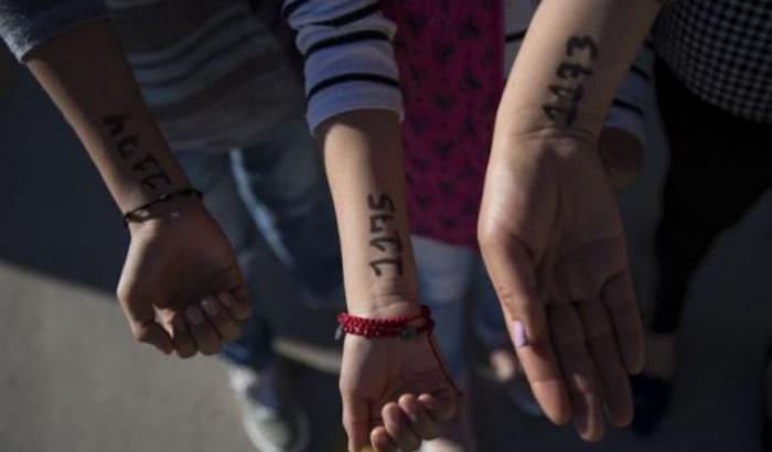 Orrore al confine Usa, bimbi migranti marchiati con i numeri sul braccio: come nei lager