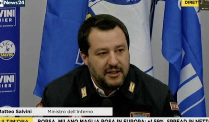 Vietato usare i distintivi della polizia: ma con Salvini nessuno applica la legge