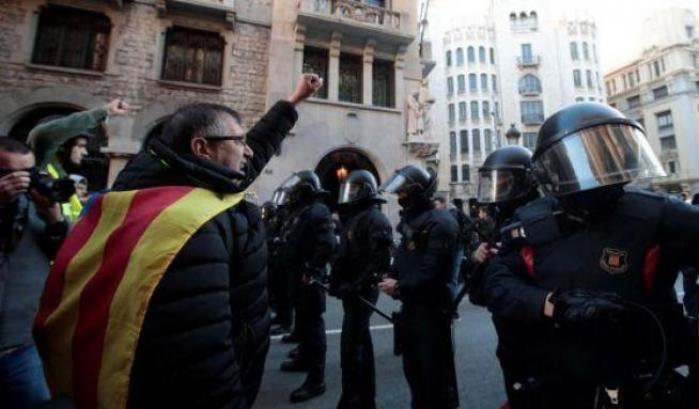 Il governo si riunisce a Barcellona: gli indipendentisti catalani bloccano le strade del centro