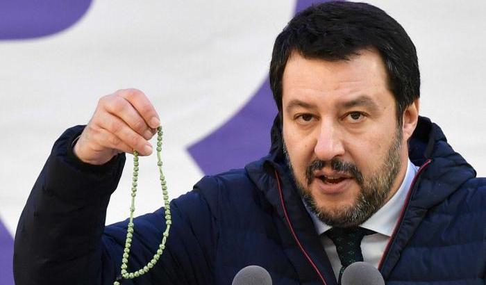 Salvini si auto-nomina Papa: i 'vescovoni' non rappresentano l'animo dei cristiani