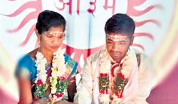 Sposa un uomo di una casta inferiore: donna indiana bruciata viva dai familiari
