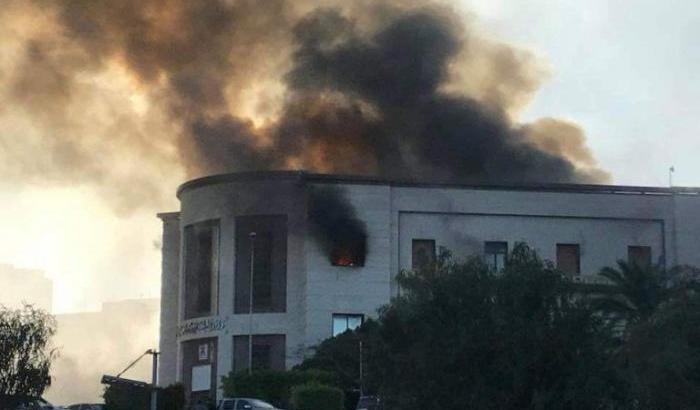 Attacco kamikaze al ministero degli Esteri di Tripoli: tre morti e cinque feriti