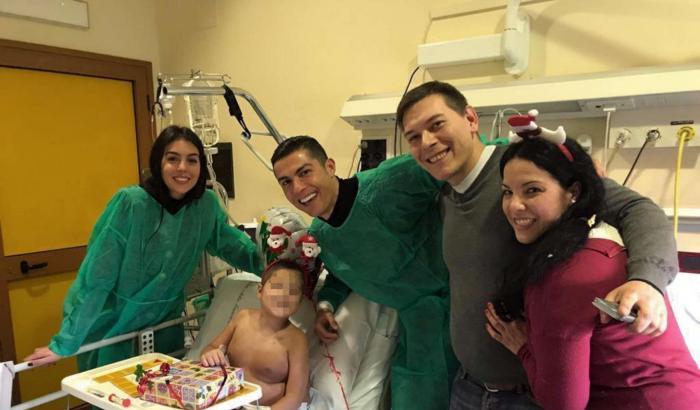 Cristiano Ronaldo insieme a un bambino in ospedale