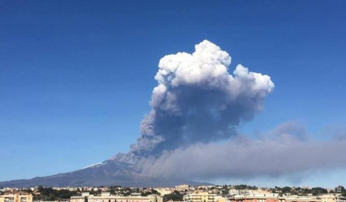 Catania, crolli e feriti per il sisma provocato dall'Etna in eruzione
