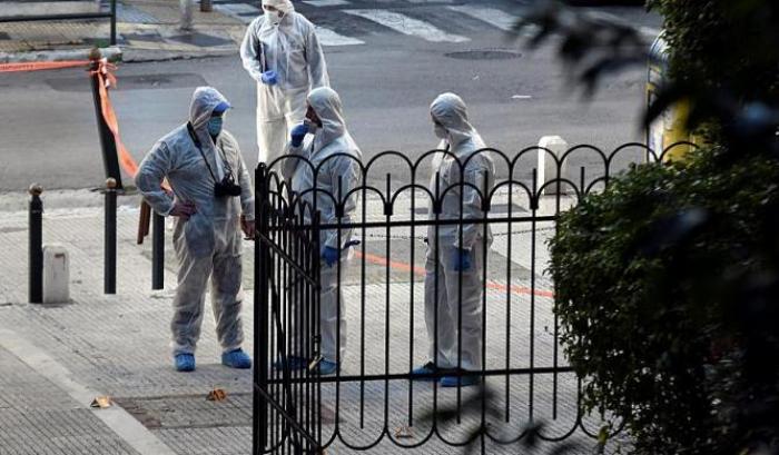 Artificieri davanti la Chiesa