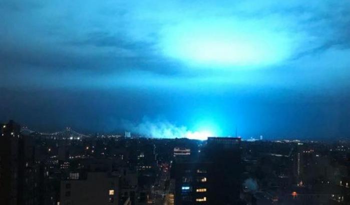 New York, esplode centrale elettrica. Luce blu nel cielo, cittadini in panico: "sono gli alieni"