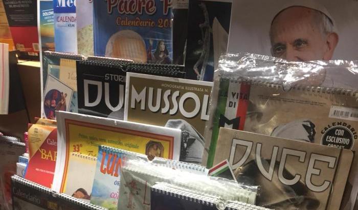 Calendari di Mussolini ovunque: perfino accanto a Papa Francesco