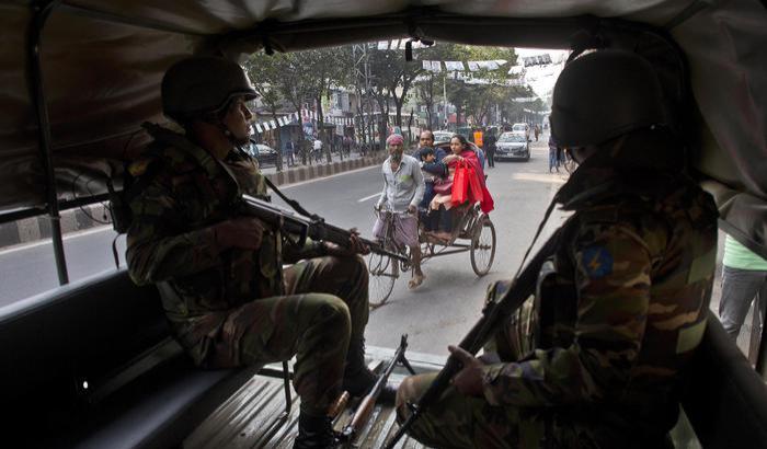 In Bangladesh scontri tra manifestanti e polizia per il voto: 10 morti
