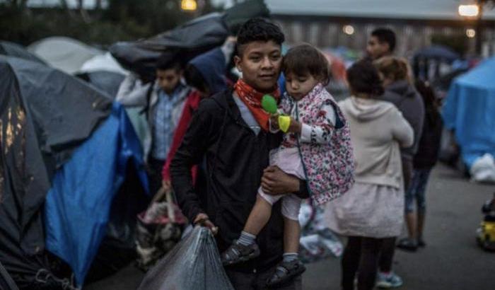 I migranti tentano di scavalcare la barriera di confine a Tijuana: respinti dagli agenti Usa