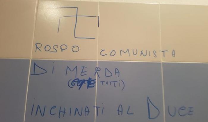 Scritte fasciste e una svastica nel bar di un dirigente dell'Anpi