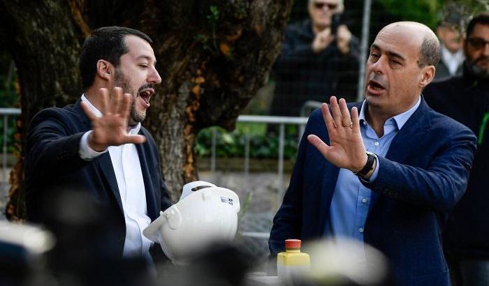 Matteo Salvini, a sinistra, e Nicola Zingaretti ai ferri corti sul «decreto sicurezza»
