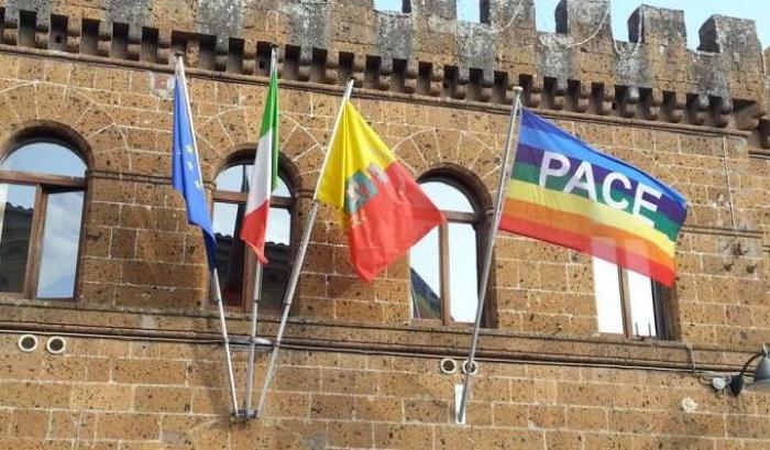 Pascucci: "bandiera pace rimane in piazza, prima sgombero CasaPound"
