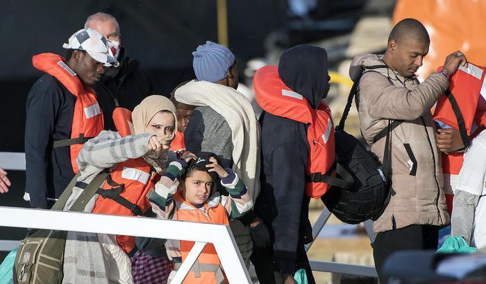 00051729-una-famiglia-sbarcata-dopo-19-giorni-in-mare Una famiglia sbarcata dopo 19 giorni in mare