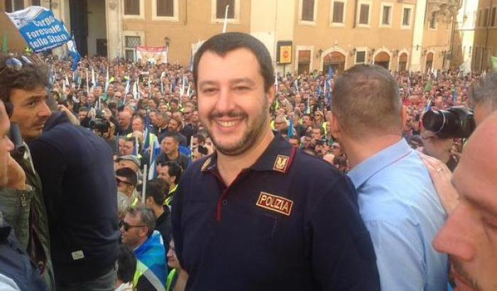 Saviano critica Salvini: indossare le divise è un insulto alla democrazia