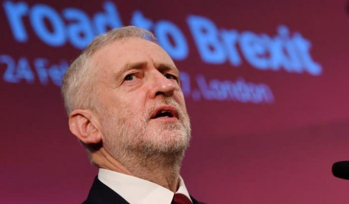 Corbyn: "Votiamo sì alla soft Brexit, oppure nuovo referendum"