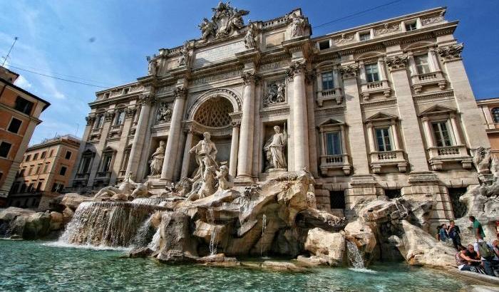 Monetine della Fontana di Trevi "tolte" alla Caritas di Roma, Raggi sotto attacco