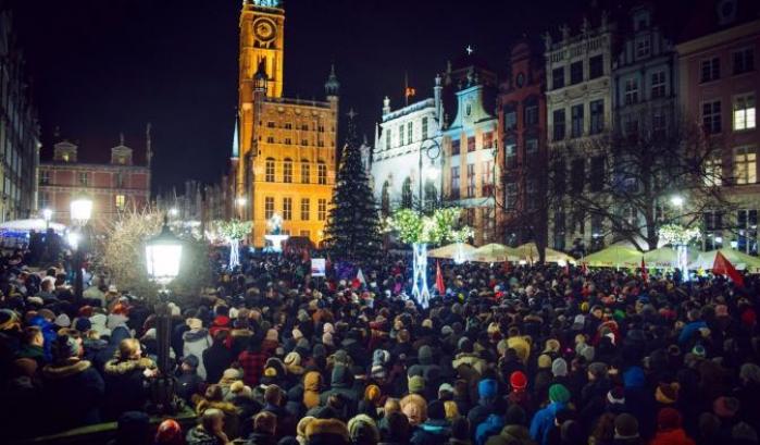 La Polonia piange il sindaco pro-migranti di Danzica: veglie di preghiera in tutto il Paese