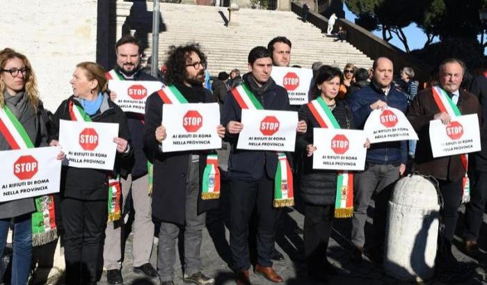 La rivolta dei sindaci della provincia di Roma: "Stop ai rifiuti della Capitale nella provincia"