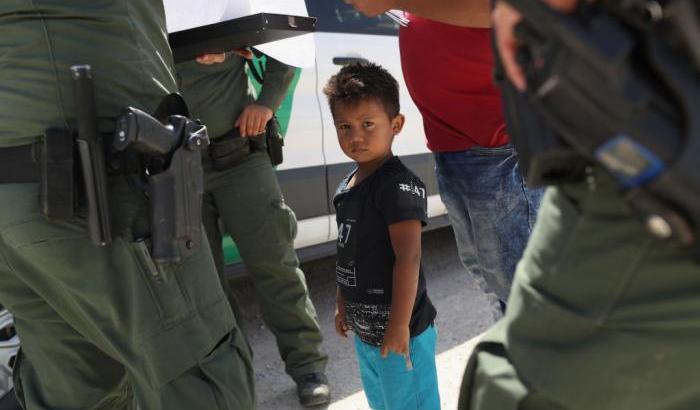 Un rapporto rivela che sono migliaia i bimbi migranti separati dai genitori. L'orrore Usa targato Trump