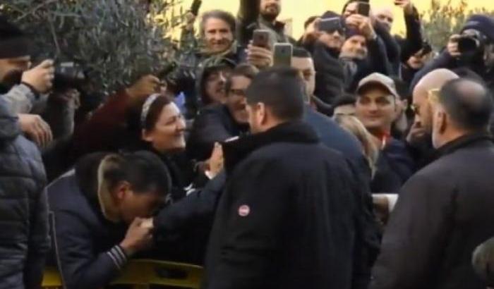 Fico critica il 'baciamano' di Afragola a Salvini: "una brutta immagine"