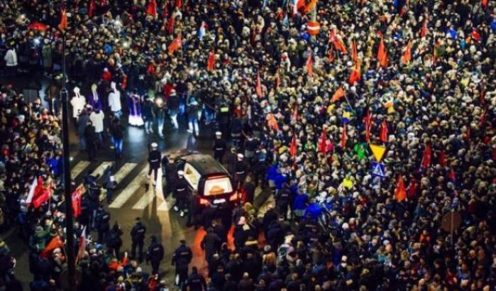 La Polonia dà l'addio al sindaco di Danzica ucciso dall'odio ultra nazionalista