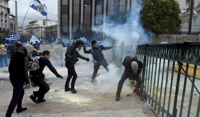 I neofascisti di Alba Dorata in piazza ad Atene provocano 12 feriti