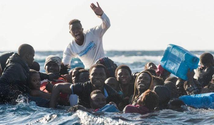 I razzisti di Vox: "salvare i naufraghi in mare è un servizio di autobus per le mafie"