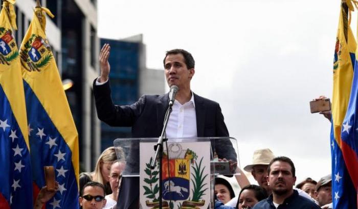 Venezuela nel caos, Juan Guaidò si autoproclama presidente, Maduro: "è colpo di Stato"